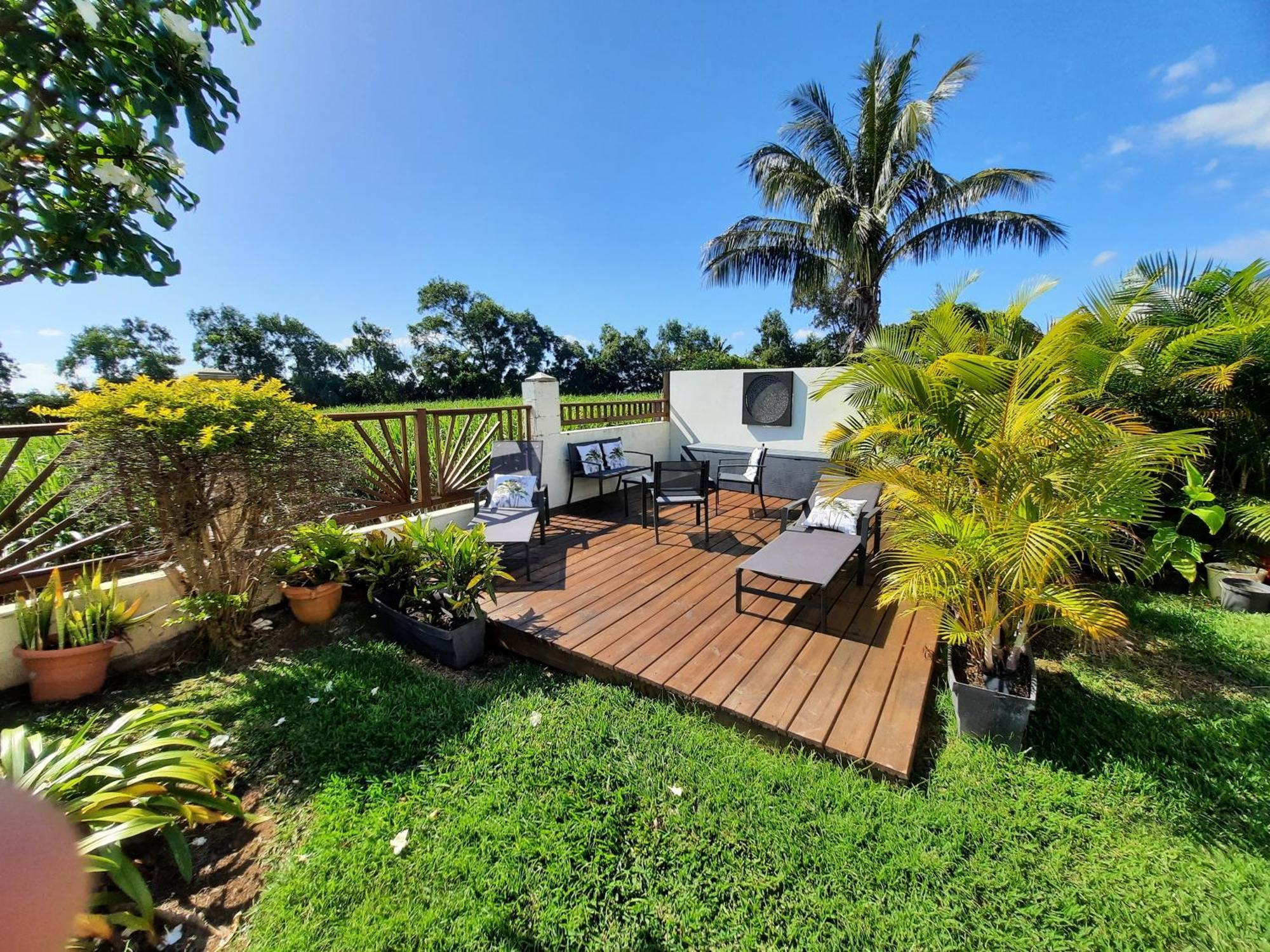 Joli Appartement, Piscine, Jacuzzi Sainte-Suzanne Buitenkant foto
